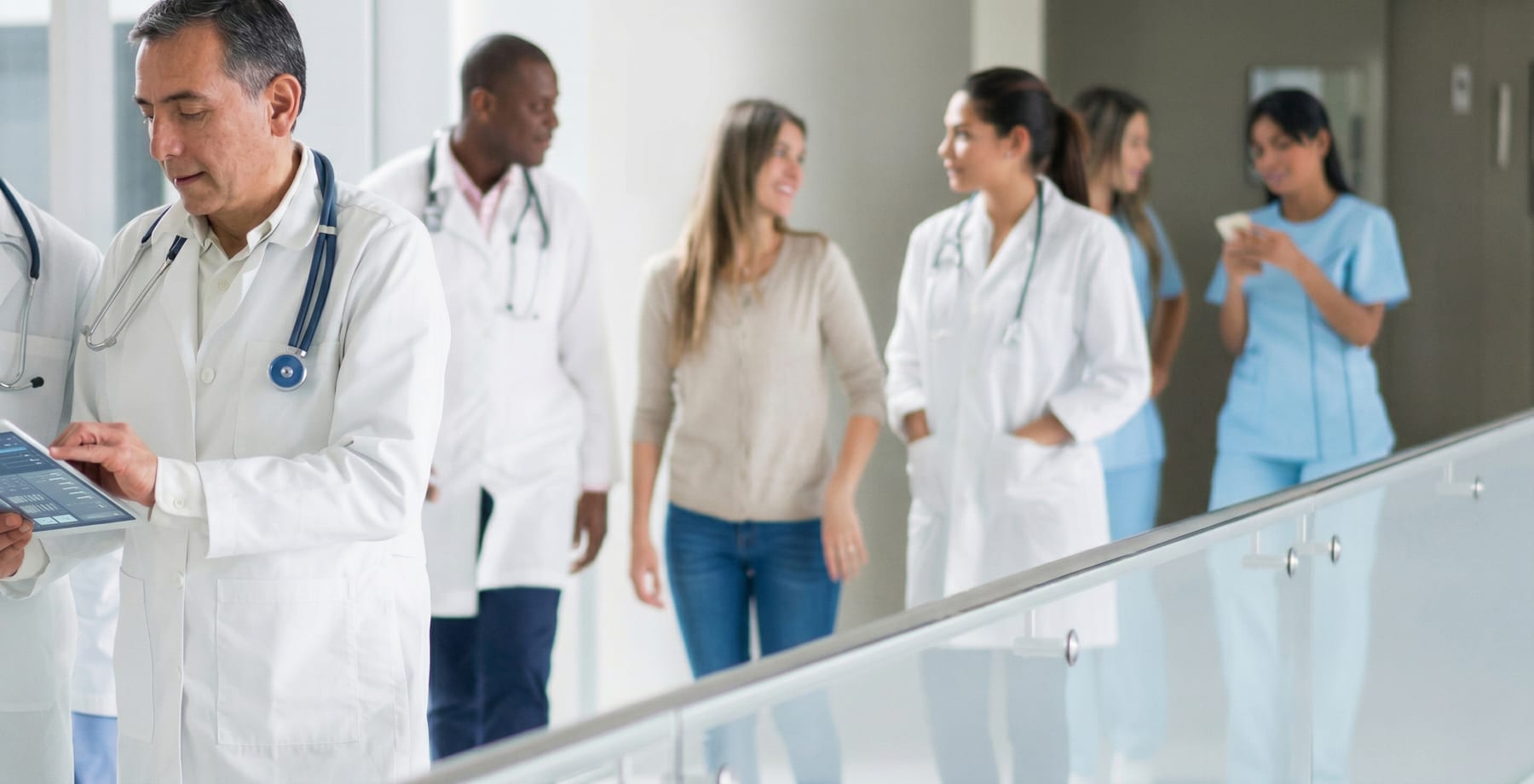 Equipo médico en el pasillo de un hospital